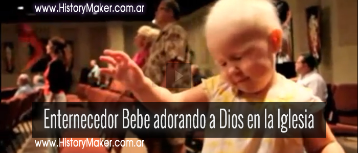 Enternecedor Bebe adorando a Dios en la Iglesia